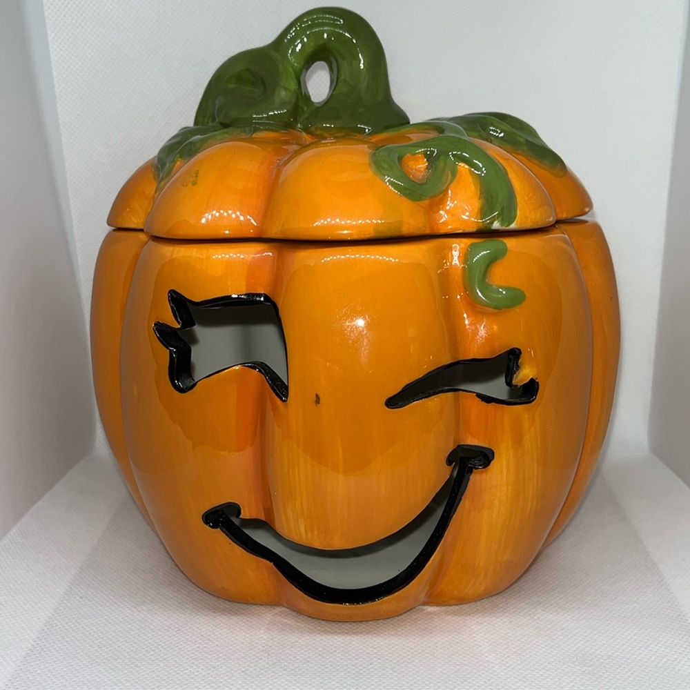 Jack-o-lantern with lid 7” tall